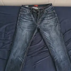 Snygga jack & jones jeans. De är i bra skick och väldigt lite använda då jag växte snabbt ur dem. Priset kan diskuteras.