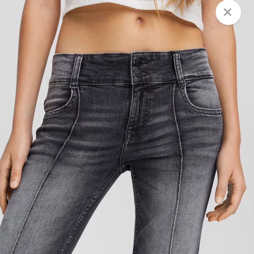 Jättefina jeans som är Lågmidjade från Bershka! Jättefint skick, skriv för bilder eller frågor. Jeans & Byxor.