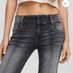 Jättefina jeans som är Lågmidjade från Bershka! Jättefint skick, skriv för bilder eller frågor