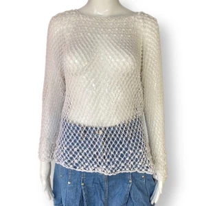 Fishnet Top - I bra skick, finns varken storlek eller märke. Sitter oversize på dockan som använder XS. Söta bollar vid axlarna och nere vi höften. Säljer även en exakt likadan fast svart! 