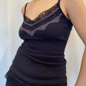 Svart linne med lila spets - Super mysig stretchig med band