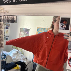 Nike hoodie - Jättefin och sparsamt använd croppad Nike tröja. Orange/korall färgad
