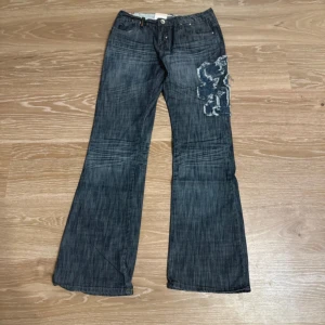 Vintage lågmidjade jeans!🎀 - Köpta på Vinted för 1 vecka sen, säljer då de va för stora🙏 helt nya med prislappen kvar!! (Bilderna e lånade från förra säljaren)❤️