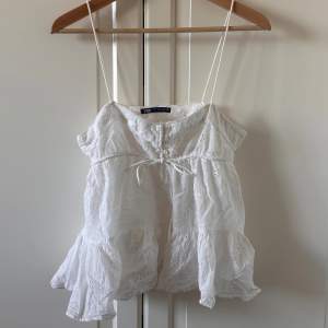 Blommigt vit linne, med fransig spets och knappar. Lite skrynklig men älskar denna! Perfekt till sommar! 
