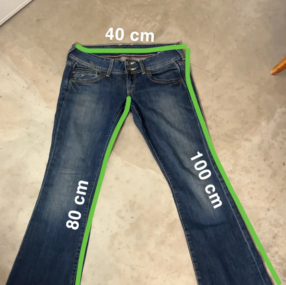 Snygga Lågmidjade jeans från Tomy Hilfiger. Bra kvalitet. Står ingen storlek men skulle säga att dem passar M-L. Kolla bild för alla mått. . Jeans & Byxor.