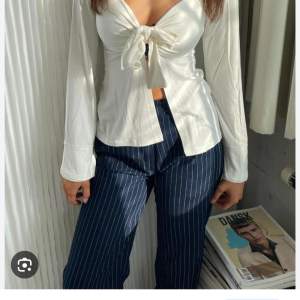 Måste tyvärr sälja min Maddy blouse. Den är i fint skick men har endast en pytteliten defekt. Kontakta om du vill ha mer info