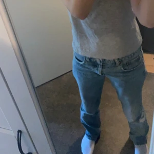 Lågmidjade jeans  - Hej säljer ett par super snygga lågmidjade jeans från weekday!! I färgen ”summer Blue” finns inga skador/ fläckar på byxorna. Kom privat för frågor, bilder. köparen står för frakten, pris kan diskuteras.