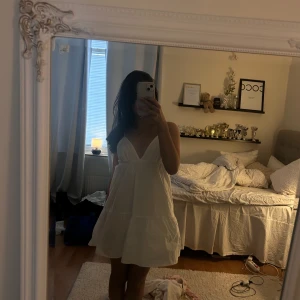 Zara klänning - Intressekoll då jag är lite osäker,  på denna slutsålda klänningen från Zara! Helt oanvänd , köptes i sommras💗💗🤗