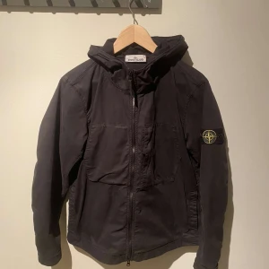 Stone Island jacka - Stone island jacka storlek M. Passar perfekt till vår, höst och sommar. Äkta. Pris går att diskutera. 