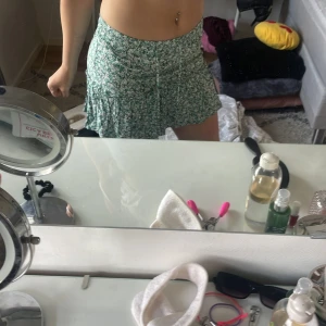 Kjol blommrig  - Jätte söt blommrig grön kjol från zara använd några fåtal gånger inga Sakador som ny storlek s och har även inbyggda shorts i den 💓