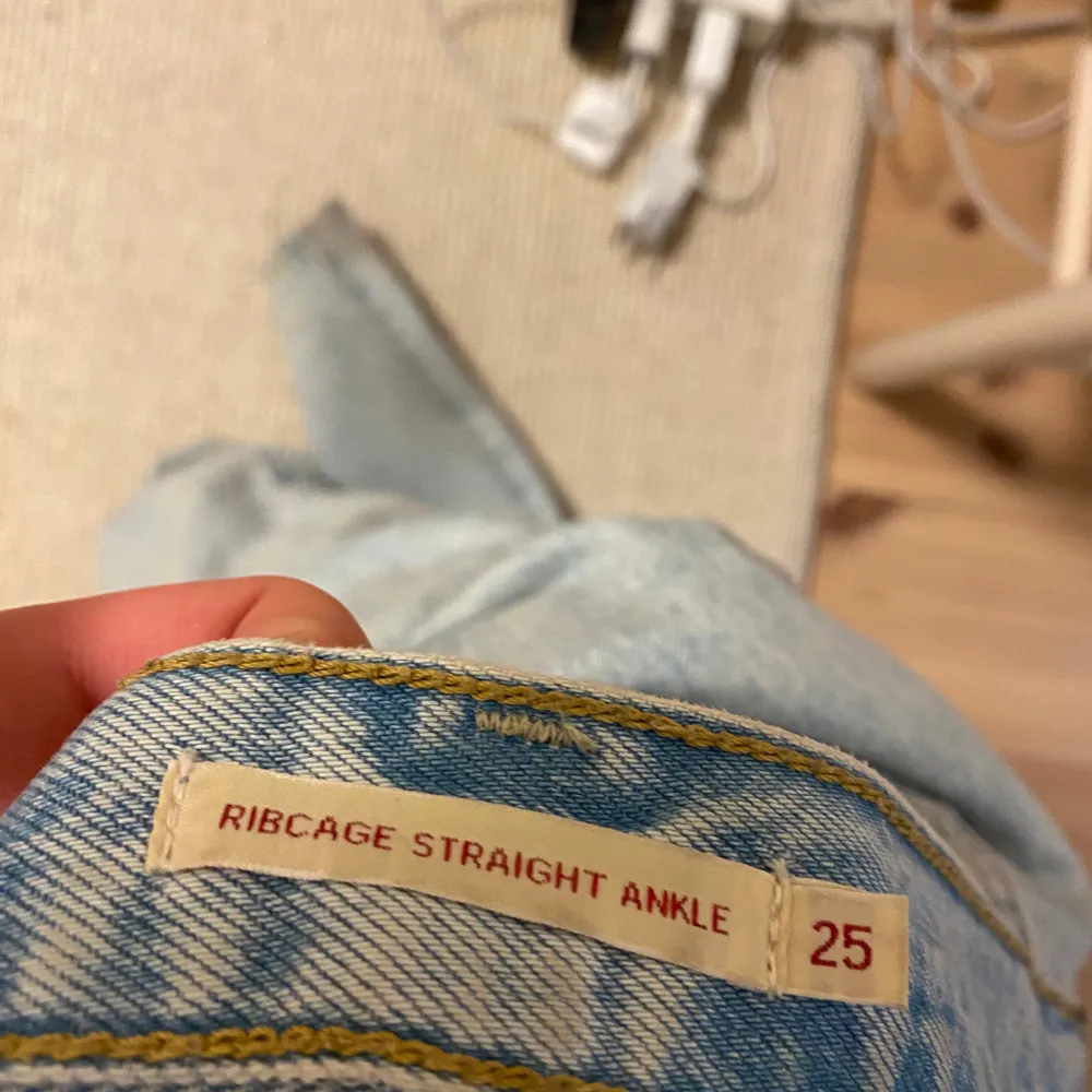 Nypris: 1400  Säljer dessa snygga Levis jeans i modellen ribcage straight ankle🤩 de är sparsamt använda och inga defekter. Priset går att diskutera. . Jeans & Byxor.
