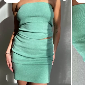 Djerf avenue topp  - Säljer denna gröna djerf avenue topp i storlek xs! Det är en liten sömn öppen i ryggen men den går att sy ihop lätt💞 skriv gärna för fler bilder!