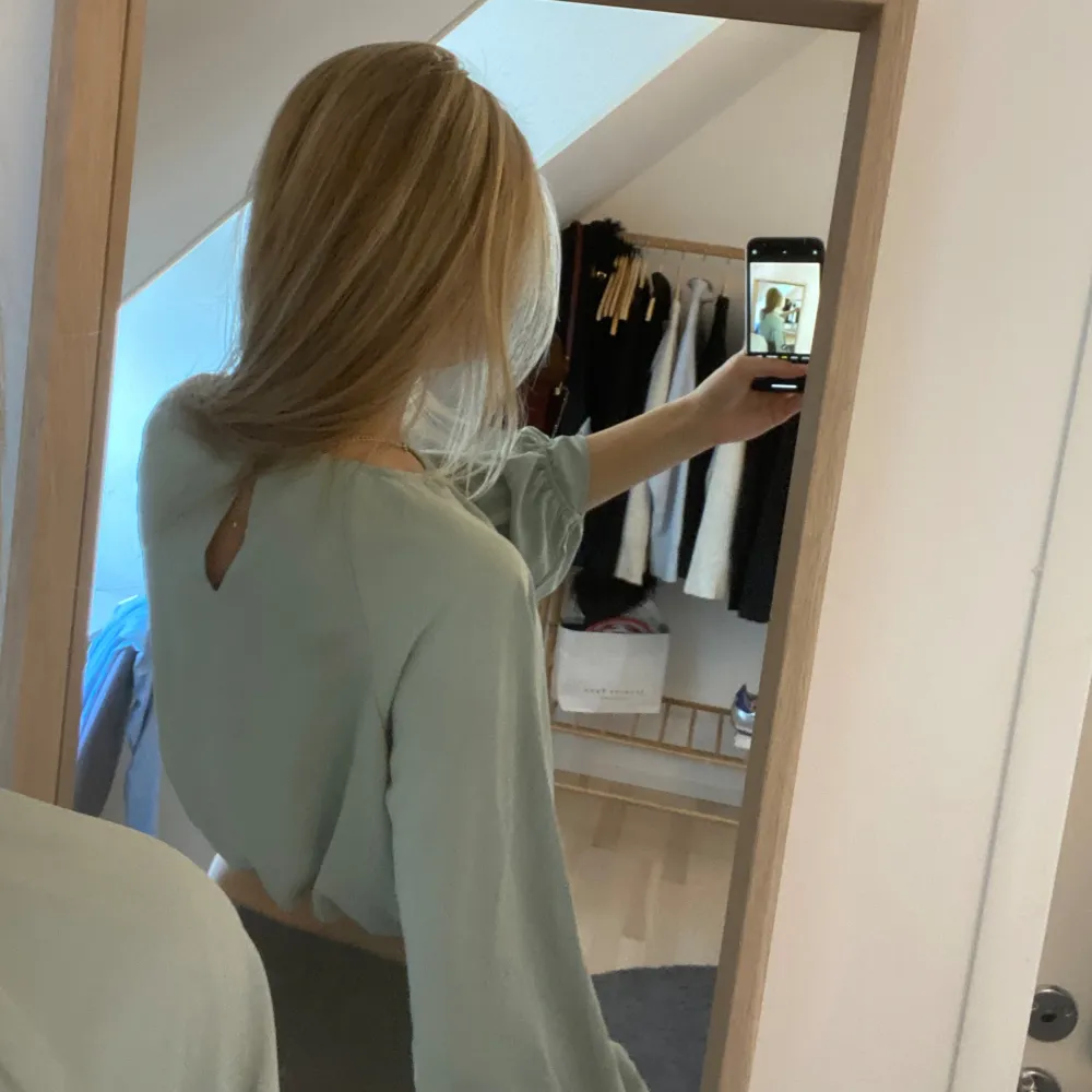 Säljer denna mintgrön/blåa blusen från H&M. Säljer då den inte kommer till användning längre. Endast använd en gång och därmed som ny. Har ni några frågor så är det bara att fråga på, puss puss💋. Blusar.