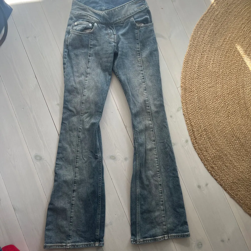 Säljer mina snygga jeans från weekday! Knappen har farit av och har lagats av mig… Men annars i bra skick🌟   . Jeans & Byxor.