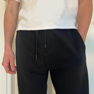 Mjukisbyxor från Zara - Sköna mjukisbyxor från Zara! Märkta storlek L, men modellen är 1.78 och brukar bära S/M och det passar fint! Använda men i gott skick! Skriv vid frågor