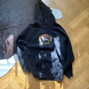 Burberry Hoodie - Bra skick, lite urtvättad svart & en liten liten fläck vid midjan som går bort i tvätten