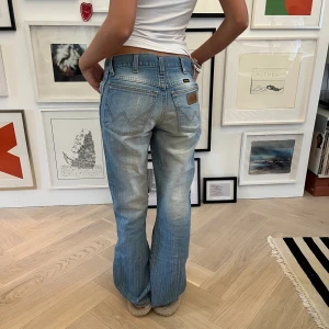 Ljusblå lowwaist jeans - Så najs lowwaist jeans i en straight/bootcut modell!!
