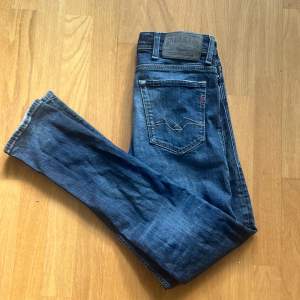 Säljer dessa as feta jeans från replay för att dom inte passa! Storlek 29-32 men sitter lite tajt!
