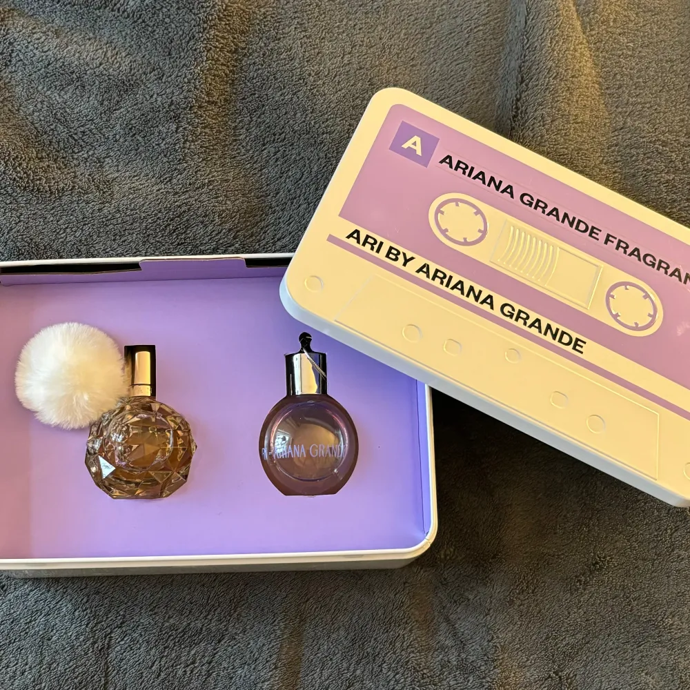 Oanvänd parfym och oanvänd duschgel. Ari by Ariana Grande. 1 parfym ( 30 ml)+ Duschgel (75ml)  Pris i butik 430 kr. Övrigt.