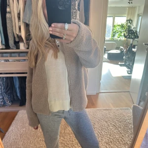 Teddyjacka - Väldigt bra sick, inget tecken på användning. Aldrig använt då den inte kommit till användning! Väldigt fin till våren och skön🤗