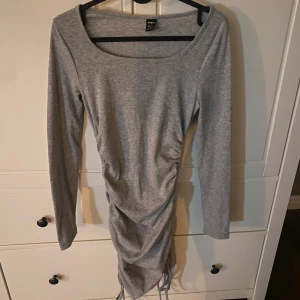 Grå klänning  - säljer denna klänning då den aldrig kommer till användning, i nyskick