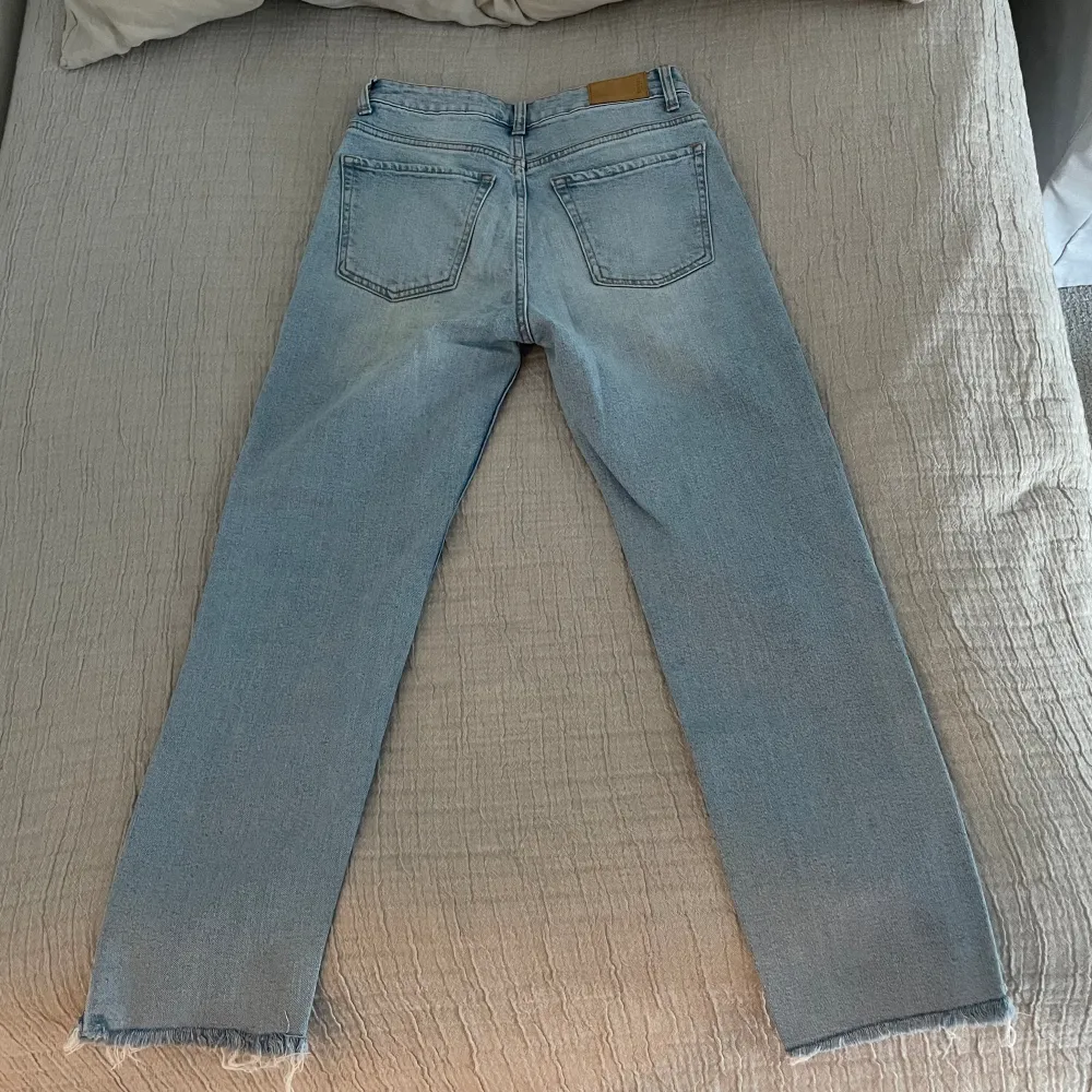 Straight Cropped Jeans från Bershka. Fint skick, knappt använda. Storlek 34, motsvarar XS. Ankellånga 💕. Jeans & Byxor.