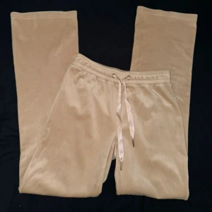 Beige velour byxor - Storlek XS men passar S/M då materialet är anpassningsbart. Från Gina tricot.