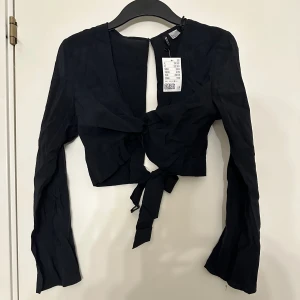 Croptop  - Helt ny med prislapp kvar, storlek S.