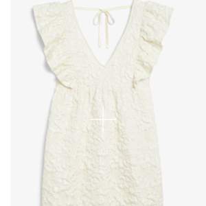 Helt ny vit klänning från Monki med prislappen kvar! Funkar perfekt til student eller skolavslutning med fin öppen rygg😍  190kr är startbud! Skicka gärna prisförslag från 190kr❤️