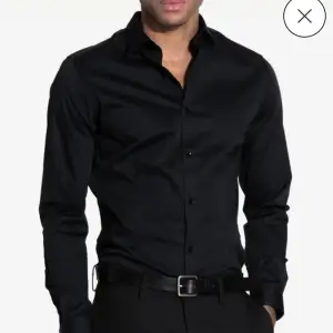 Säljer en svart skjorta i bra skick. 