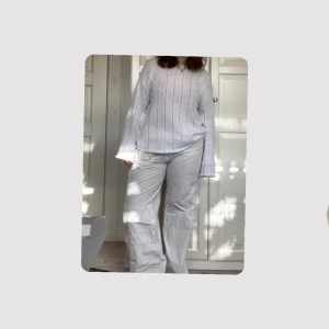 lågmidjade cargos - vita lågmidjade cargos med en del fickor, det är broderat mönster med små blommor lite överallt. supersöta och perfekta till våren och sommaren!🩷 köpa på vinted