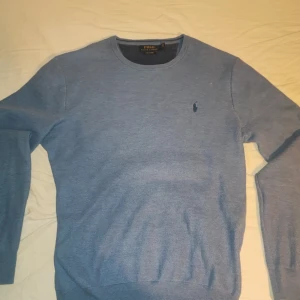 Ralph Lauren stickad tröja  - Säljer en stickad Ralph Lauren i storlek M. Den är i väldigt fint skick och den sälj pga att den inte används mera, skriv om ni har några frågor angående tröjan