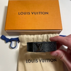 Louis Vuitton armband - Säljer nu detta as feta lv armband. Modellen heter ”lv slim braclet”  Allt Og finns inklusive kvitto. Storlek 18. Nypris 3200. Mitt pris 2599. 