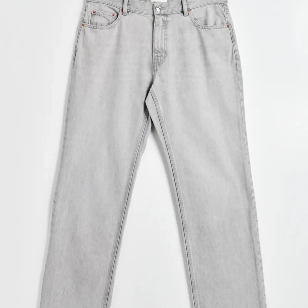 Lågmidjade raka gina tricot jeans. Använda men är i ett bra skick. Skicka gärna om du undrar något eller vill ha fler bilder 💕. Jeans & Byxor.
