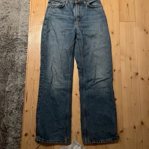 Nudie jeans - Jättefina nudie-jeans. Kommer tyvärr inte till användning och därför säljer jag dem. Nypris 1 600kr