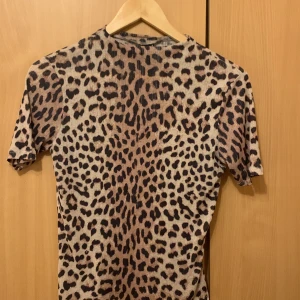 Genomskinlig leopard t-shirt från Gina! - Stretchig och genomskinlig 