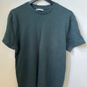 Zara, T-Shirt, Strl M - Fint skick.