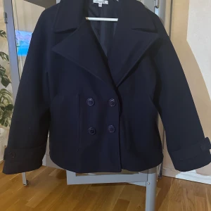 Kappa Design by Si - Säljer min jättefina vårkappa från Design by Si navy orginal. Storlek XS/S. 