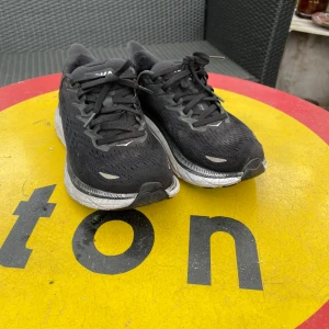 Hoka skor  - Hoka skor 8/10 skick nypris 2000 säljer för 550 kr skriv vid intresse 