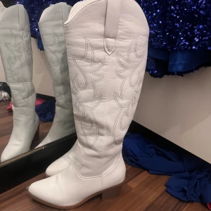 Cowboy boots - Vita sköna boots, använd 1 gång för en tema fest