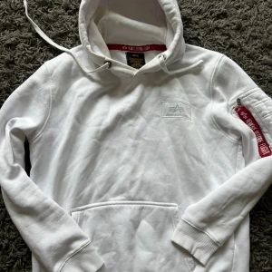 Alpha Industries Hoodie - Jag säljer en Hoodie från alpha Industries som jag knappt använt och är i nyskick  Skick:9/10 Storlek: M Priset kan diskuteras 