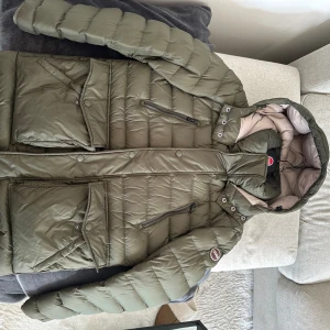 Colmar jacka  - Colmar jacka i nyskick (köpt i oktober 2023), för cirka 6000kr.   Storlek 48 (S)  