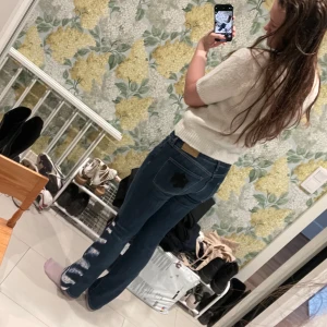 Mörkblå jeans med slits  - Såååå söta jeans i mörkblått med blå zebrazlits och svarta blommor. Lågmidjade och bootcut. Lite för korta för mig så säljer, annars hade jag behållt de själv. Midjemått 42 och innerbensmått 82. Hör såklart av Ernest frågor 💖💖💐💐