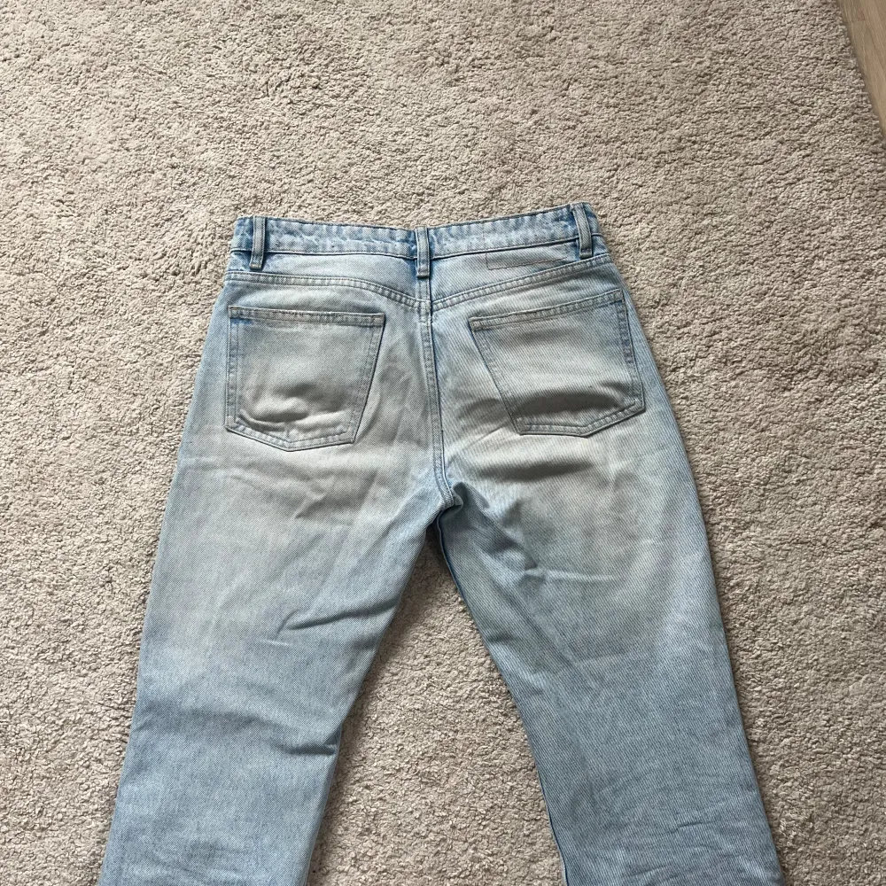 Ljusblå jeans från zara. Storlek 36. Skriv för fler bilder💕. Jeans & Byxor.