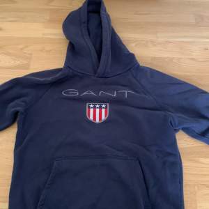 Gant hoodie mörkblå  stl 146/152