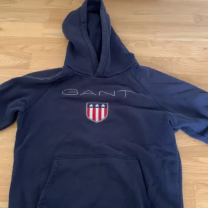 Gant hoodie - Gant hoodie mörkblå  stl 146/152