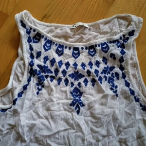 Somrigt linne - Somrigt tunnt linne med fint blått mönster i jättefint skick. Knappt använt men har legat i garderoben ett tag så den har blivit lite skrynklig ✨ Skriv gärna för mer info eller bilder ✅