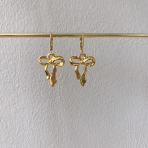 Amy Earrings🤍 - Söta och trendiga örhängen!