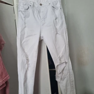 Skinny Jeans med revor, från Shein - Dem är tyvärr lite trasiga (se bild två) men det är något man kan laga, annars inget fel på dem. Storlek S