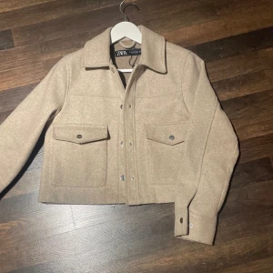 Beige kappa - Beige kappa använd 1 gång så basicilly ny. Från zara storlek XS säljer för den aldrig kommer till användning
